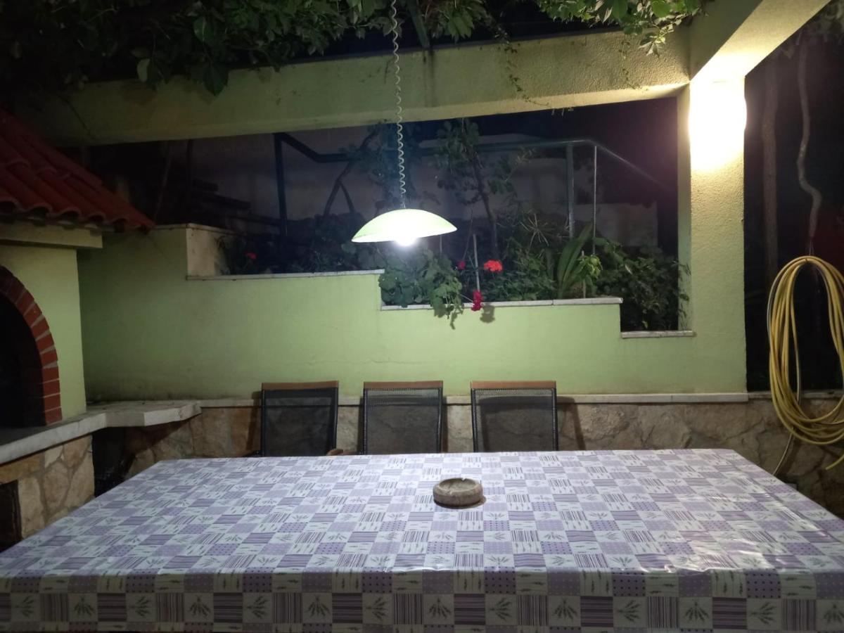 Ferienwohnung Jelena Omiš Exterior foto